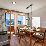 Hinterschiesslinghof 아파트 *